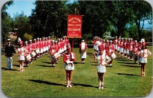 CRANBROOK B.C. vintage años 60 Postal de Canadá "HIGH SCHOOL GIRLS BUGLE BAND" - Imagen 1 de 2
