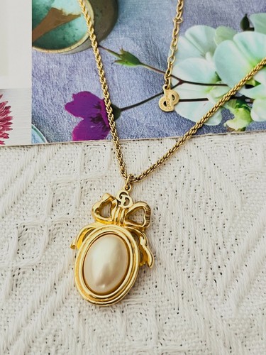 Collana Christian Dior vintage anni 80 grande logo CD fiocco nastro ovale perle bianche