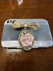 Vintage 1928 Brand Gold Tone Dangle Bow Brooch Faux Pearl & Pink Porcelain Rose - Picture 1 of 5