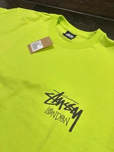NWT Stussy London Chapter Travel Tee Mens Size Medium Key Lime Green 3903800 - Foto 1 di 7