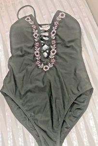 Traje de baño de una pieza FRANCESCA'S talla M traje de baño bordado sexy correas bonito - Imagen 1 de 5