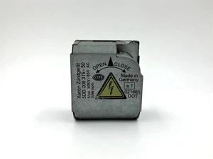 OEM 04 05 06 Chrysler Pacifica Xenon Igniter HID D2S Bulb Socket - Picture 1 of 4