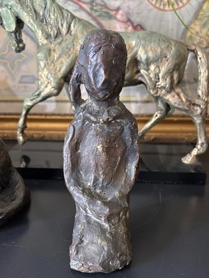 Superbe bronze représentant une jeune fille à genoux. signé au dos. - Photo 1/4