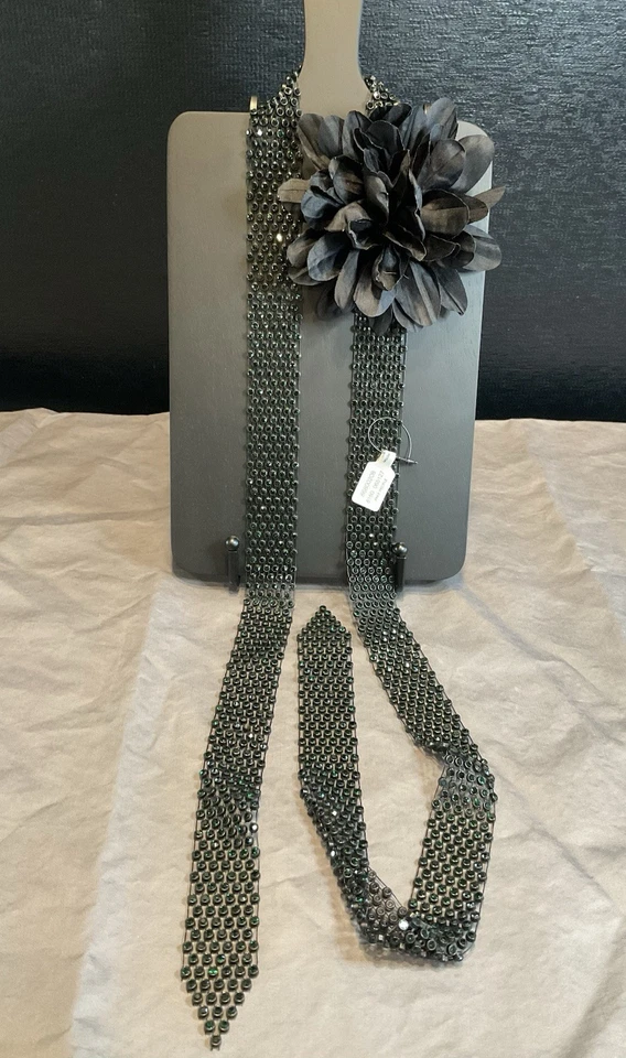 Corbata Free People negra con piedras verdes y flor negra original nueva con etiquetas $48 #1212 Foto 1 de 4