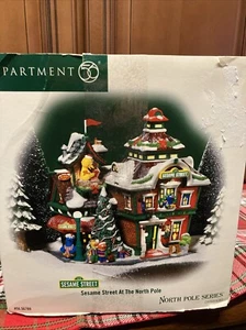Department 56 North Pole Sesame Street At The North Pole Christmas Village D56 - Imagen 1 de 16