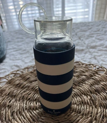 Botella de agua de vidrio a rayas azul y blanco Kate Spade New York con tapa atornillada Foto 1 de 4