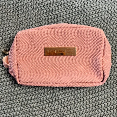 Bolsa de Maquillaje Mac Rosa Pálido FY23 Vacaciones GWP con Acentos Dorados Cierre de Cremallera Foto 1 de 4