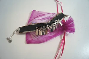 Bracciale BEJEWELLED JEWELLERY tessuto nero tono argento cerniera pull & zip dettaglio - Foto 1 di 5