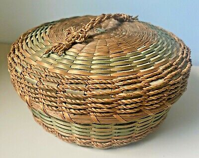 Antique Round Sewing Basket With Sewing Notion Contents  • 0.99$