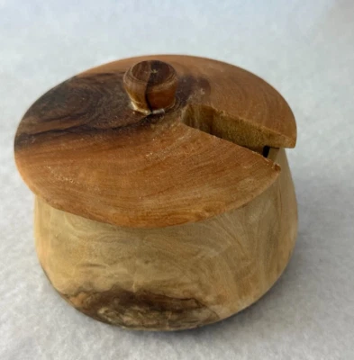 Tigela de açúcar vintage esculpida à mão em madeira com tampa 3,5" - Imagem 1 de 4
