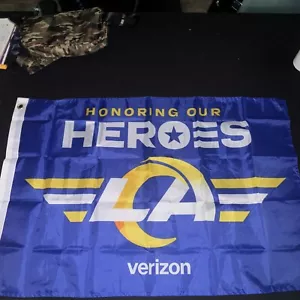 NEU 2024 Los Angeles RAMS Wandflagge Salute to Service Honor Our Heroes 11/11 SGA - Bild 1 von 2
