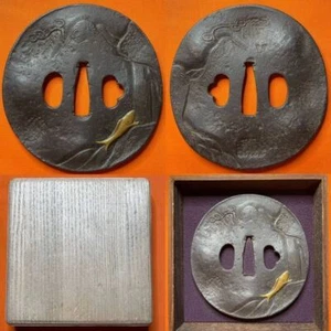 Grand Tsuba vertical en forme de Maru, motif porte dragon, base en fer Japon Edo ancien - Photo 1/6