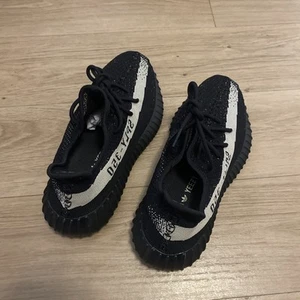adidas Yeezy Boost 350 V2 'Oreo' BY1604. MISMATCH PAIR (2 Right Pairs) New - Picture 1 of 5