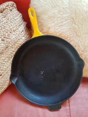 GRANDE POÊLE en FONTE ÉMAILLÉE LE CREUSET Numéro 30.... 2 becs verseur ORANGE - Photo 1/4
