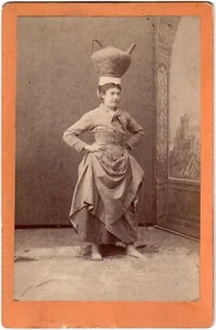 Porteuse d'eau.Costume traditionnel.Paysanne.Carte Cabinet Card.Photo Albuminée - Picture 1 of 2