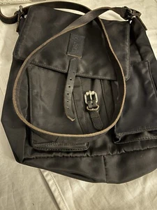 Closed Tasche Schwarz Kunststoff Verschluss Leder Unisex Umhänge Tasche Lässig - Bild 1 von 18