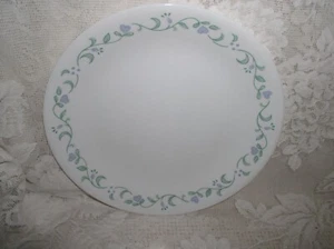 Plato de postre de ensalada Corelle Corning Country Cottage 8-1/2" corazón azul - Imagen 1 de 3