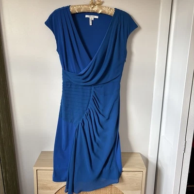 Vestido clásico drapeado con cuello en V talla 4 Max And Cleo $148 con cremallera. Azul oscuro brillante! Foto 1 de 4