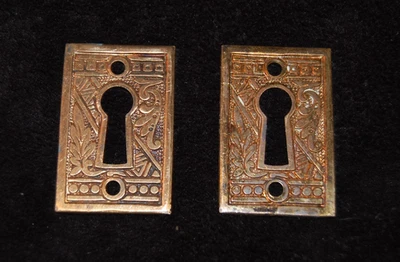 Antiguo par de escudos Eastlake puerta latón bronce llave agujero Foto 1 de 2