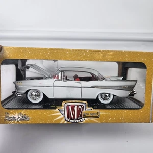 Chevrolet Bel Air 1957 techo rígido Chevy R49 1:24 M2 Machines Auto Thentics blanco - Imagen 1 de 10