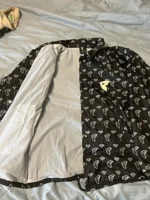 Cortavientos Famous Star and Straps Foto 1 de 4