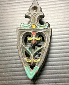 Vintage schwarz Gusseisen Speer Untersetzer mehrfarbig Mini bemalt Untersetzer Fuß 3"L - Bild 1 von 3