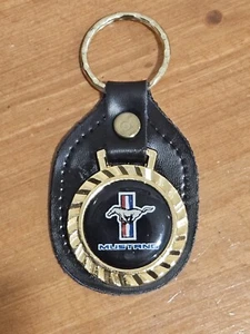 Llavero Ford Mustang Vintage Cuero Negro Tono Dorado Pony Tri Bar   - Imagen 1 de 6