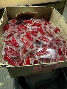 ENORME lotto negozio di plastica anni '70 lettere plastica rialzata - 4"" - in un canale -1300+ - Foto 1 di 12