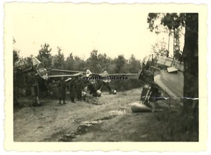 Orig. Foto 4.ID Soldaten mit polnische Beute Flugzeug Wrack in Polen 1939 - Bild 1 von 1