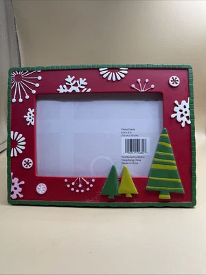 Marco de madera con tema navideño de 6” X 4” copos de nieve y árboles de Navidad de Wellco. Foto 1 de 2