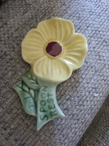 Vintage Shawnee Flower Spoon Rest Pottery Daisy Floral Yellow - Picture 1 of 4