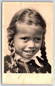 De Colección Retrato Blanco y Negro Postal Extraño Lindo Diente de Buck Niña Trenzas - Imagen 1 de 2