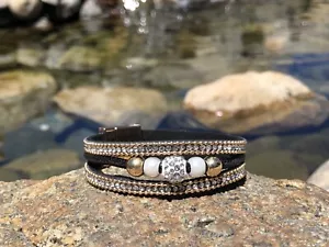 Trinity Band Gamuza Pavimentada Cuentas Negro Moda Pulsera, Cierre Magnético, Boho NUEVO - Imagen 1 de 3