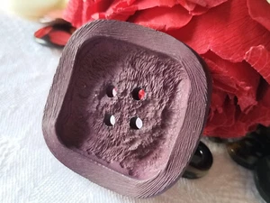 Enorme bouton vintage violet carré mat texturé  4,3 cm ref 1328 - Picture 1 of 3