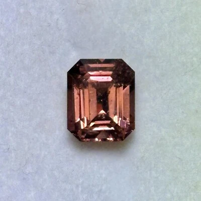 Gema suelta genuina corte escalón rectangular 3,58 quilates rojo natural granate Foto 1 de 4