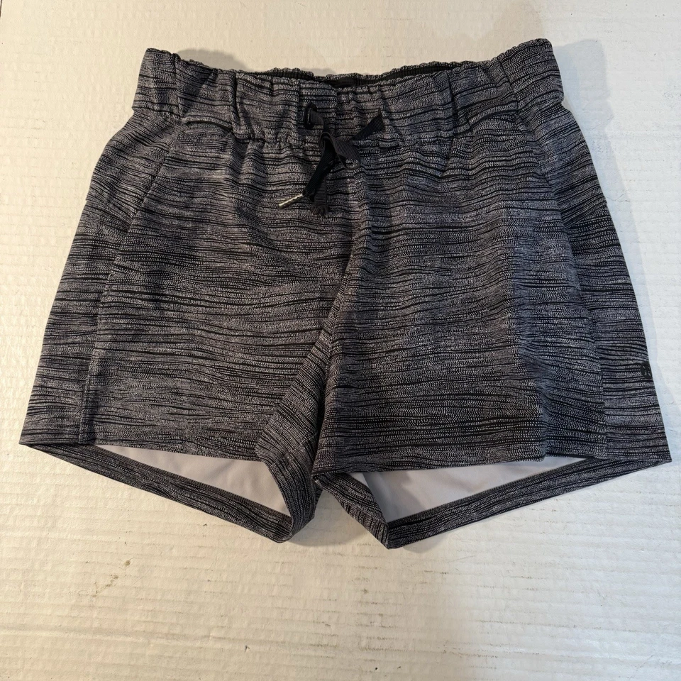 Pantalones Cortos Lululemon On The Fly 2.5" Mujer 4 Bit Point Gris Hielo Negro Calce Relajado Foto 1 de 4