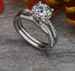 Anillo solitario de compromiso de diamantes simulados de corte redondo enchapado en oro blanco de 14k - Imagen 1 de 6