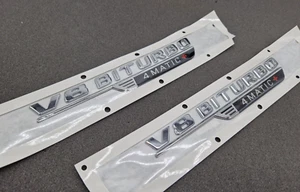 2x Original Silber V8 Biturbo 4matic+ Aufkleber Schriftzug Mercedes Kotflügel - Bild 1 von 3