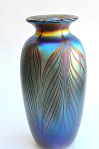 Jarrón brillo azul con diseño de pluma roja. Vidrio soplado - Imagen 1 de 3