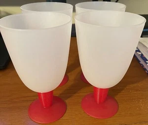 Tupperware Impresiones Capas Perfectas Tazas de Postre Tallos Rojos Set de 4 Nuevos - Imagen 1 de 3
