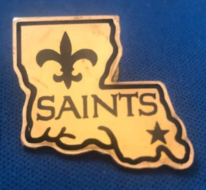 VINTAGE 1990 Saints New Orleans Louisiana 1" Gold Tone Metal Lapel Pin - Picture 1 of 2
