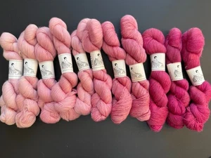 KIT DE HILO DE ENCAJE SUPERWASH COLOR DEGRADADO ROSA TESS - 11 MADEJAS - 100% LANA MERINO - Imagen 1 de 7
