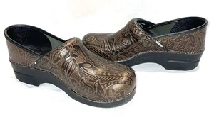 Dansko Nursing braune Tooled Blumenclogs Gummisohlen Größe 41 GUC - Bild 1 von 4