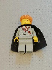 Lego-Ron Weasley, Gryffindor Schild Torso, schwarzes Cape-Minifigur (hp007) - Bild 1 von 1
