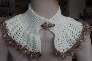 KRAGENSCHAL CAPELET ACRYL WOLLE BEIGE/CREME HALSWÄRMER URLAUB HÄKELN GESCHENK - Bild 1 von 10