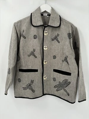 Jaqueta Venus Imports Feminina Pequena Cinza Preta Lona Estampa de Libélula Botão Frontal - Imagem 1 de 4