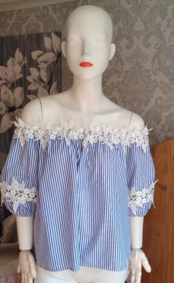 Top QUIZ Azul/Blanco Rayas Bordado Detalle Fuera del Hombro [S] Foto 1 de 3