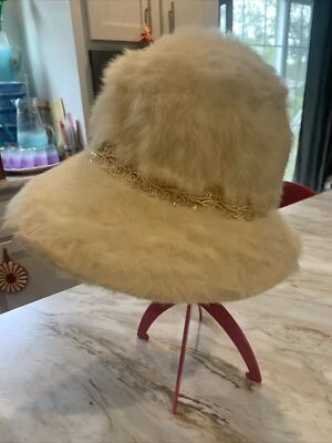 Sombrero de piel vintage Mousse HB Francia blanco roto con ribete de satén y lentejuelas Foto 1 de 4