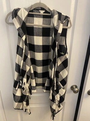 Chaleco grande con flecos delanteros abiertos sin mangas Cato para mujer negro blanco a cuadros de búfalo Foto 1 de 4