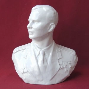 Old USSR Bust GAGARIN with Hero STAR Porcelain STATUE Soviet Cosmonaut 9"=22cm - Picture 1 of 8